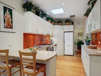 L-shaped kitchen designs with laminate and breakfast bar Modern l-shaped kitchen design using floorboards - Kitchen Photo 523233 L-shaped kitchen designs with laminate and breakfast bar Modern l-shaped kitchen design using floorboards - Kitchen Photo 523233