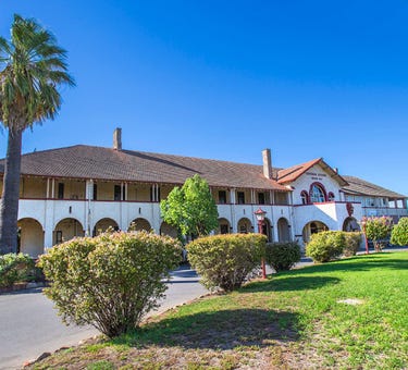 Historic Hydro Motor Inn, 56 Chelmsford Place, Leeton, NSW 2705