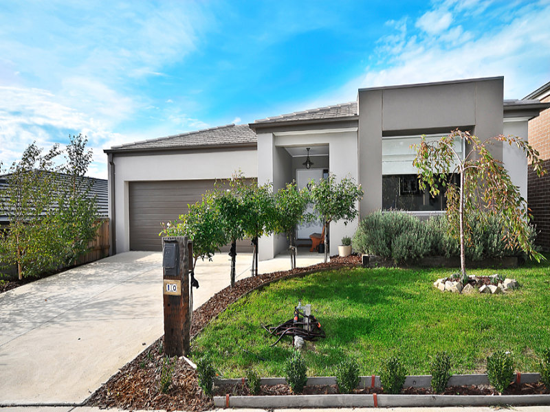Brand New Brilliance And Stamp-Duty Savings! 全新奢华住宅,享有优惠的土地税! 住宅由专业的建筑团队精心打造,包括著名的工匠和商人奇才,这栋全新的住宅享有独特新颖的设计,同时还拥有较为优惠的土地税,使得这栋无与伦比的住宅对首次置业者来说不仅仅是一栋令人艳羡且卓越的居家选择,同时也是精明的投资者完美的投资获益选择。 住宅享有优越的地理位置,完美地栖息于Knoxfield郊区安静幽深地带的中心位置。这片绿树成荫的街区现已翻新整修成为拥有众多便利设施和休闲娱乐设备的公
