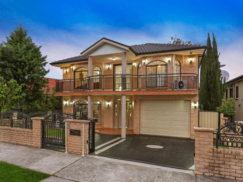 Stunning Master-built Entertainer 精心建造的一流住宅! 这是一处位于“New South Wales 2190, Greenacre, 40 Hebe Street”的独栋别墅,它拥有5间卧室,3间浴室,2间车库,占地面积约为601.00平方米。 此房源拥有内置衣柜等室内设施。