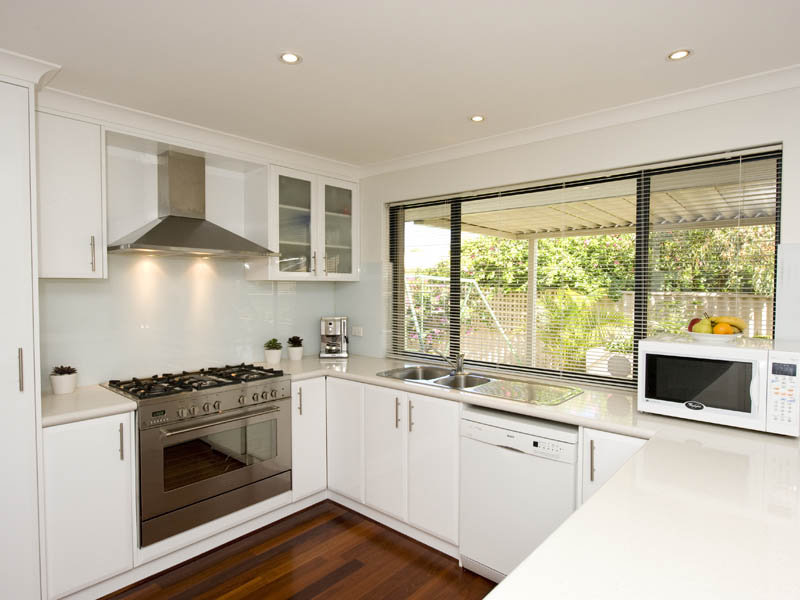 Modern u-shaped kitchen design using stainless steel - Kitchen Photo 476005
