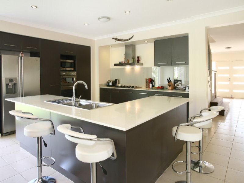 Modern u-shaped kitchen design using granite - Kitchen Photo 361946