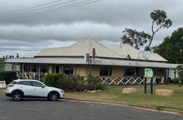 PIONEER HOTEL, 22 Oakey - Cooyar Road Kulpi Qld 4352