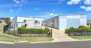 1/11 LOMBARD DRIVE Robin Hill NSW 2795 - Image 1