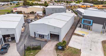 2/1 Golden Crescent Wendouree VIC 3355 - Image 1