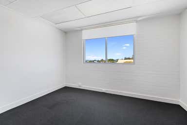 303/182 Bay Terrace Wynnum QLD 4178 - Image 2