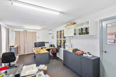 1/8 Robison Street Park Avenue QLD 4701 - Image 4