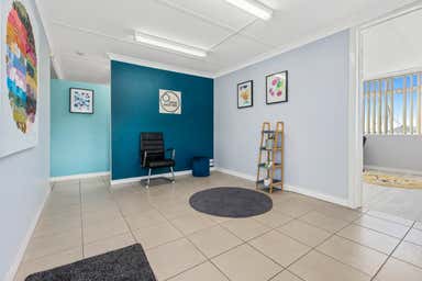 2/175 Bay Terrace Wynnum QLD 4178 - Image 2