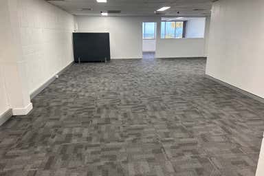 2/182 Bay Terrace Wynnum QLD 4178 - Image 2