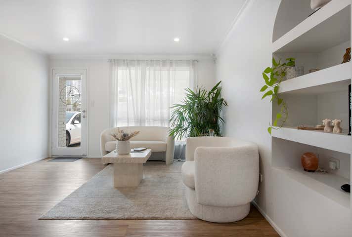 2/6 Tedder Avenue Main Beach QLD 4217 - Image 2