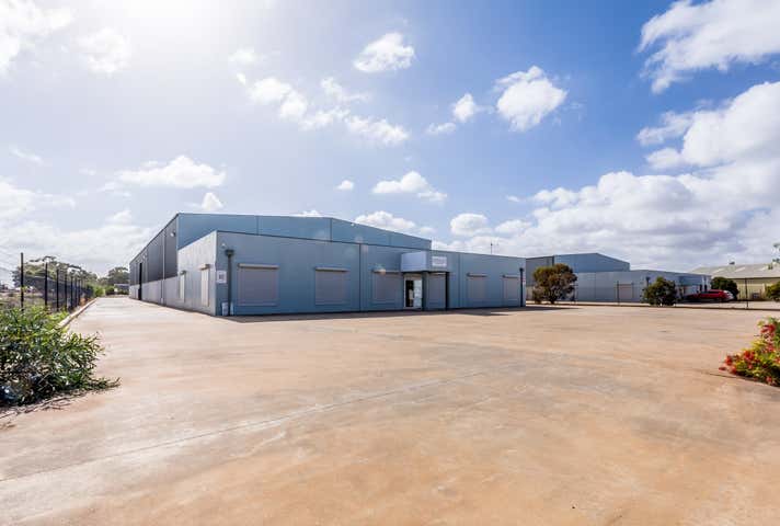 18-20 Kingstag Crescent Edinburgh North SA 5113 - Image 2