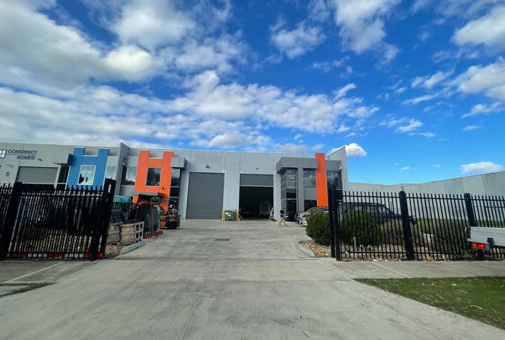 2/7 Morialta Road Cranbourne West VIC 3977 - Image 1