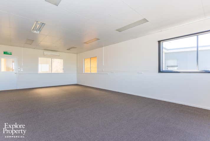 8/13 Carl Street Rural View QLD 4740 - Image 5