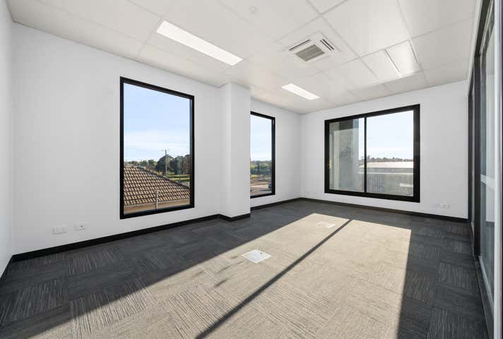 1/223 Breen Street Golden Square VIC 3555 - Image 3