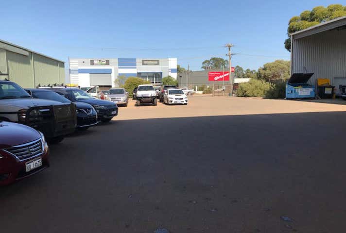 33 Rothschild Place Midvale WA 6056 - Image 4