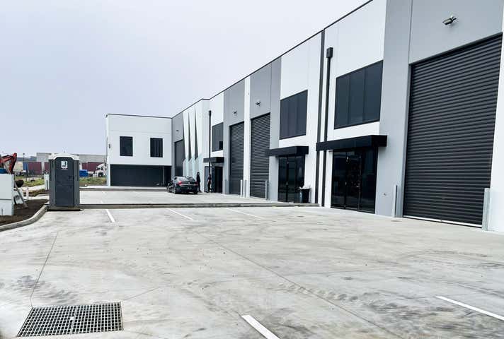 1 & 2/21 Camino Crescent Cranbourne West VIC 3977 - Image 2