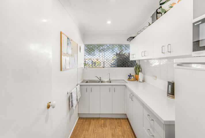 2 Kalimna Drive Broadbeach Waters QLD 4218 - Image 23