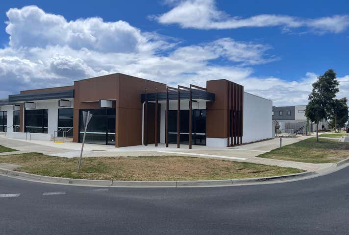 144 Wheelers Park Drive Cranbourne North VIC 3977 - Image 2