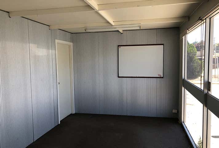 30 Howson Way Bibra Lake WA 6163 - Image 8