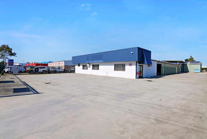 19 Stebbing Road Maddington WA 6109 - Image 1