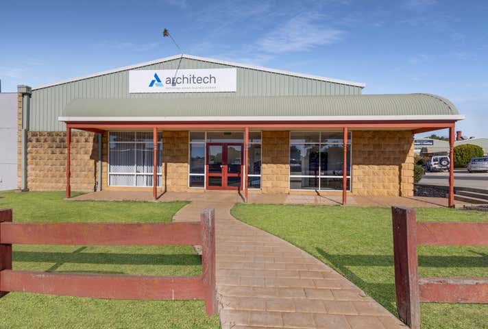 1/109 Breen Street Golden Square VIC 3555 - Image 1