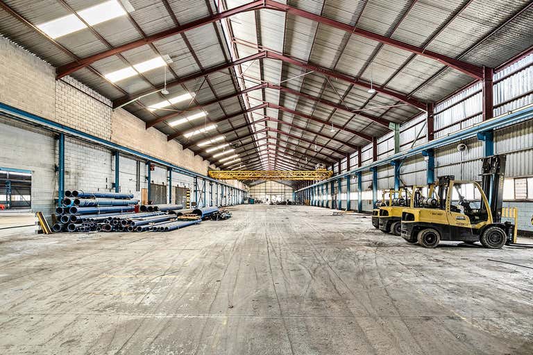 1215m2 (approx) High Clearance Industrial Warehouse | Crane Capacity - Image 2