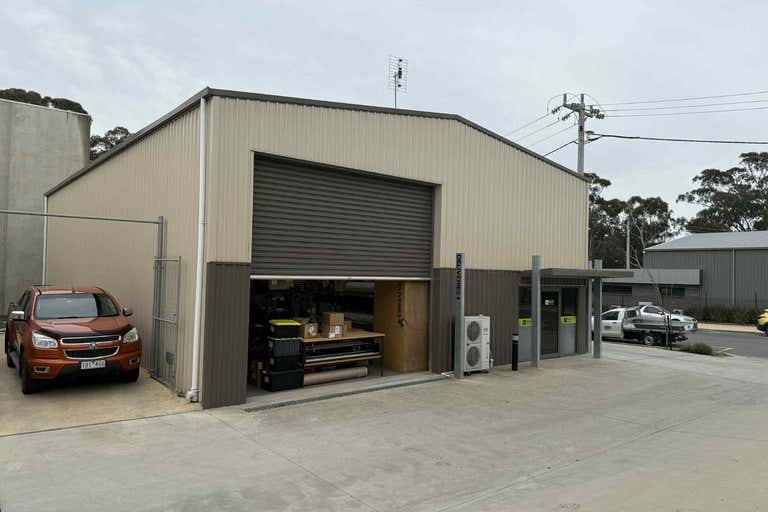 Unit, 1/4 Schoder Street Strathdale VIC 3550 - Image 2