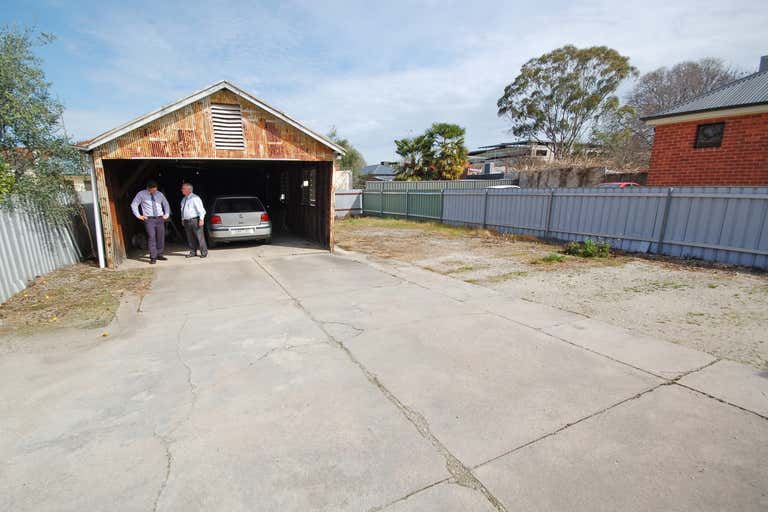 553 Englehardt Street Albury NSW 2640 - Image 2
