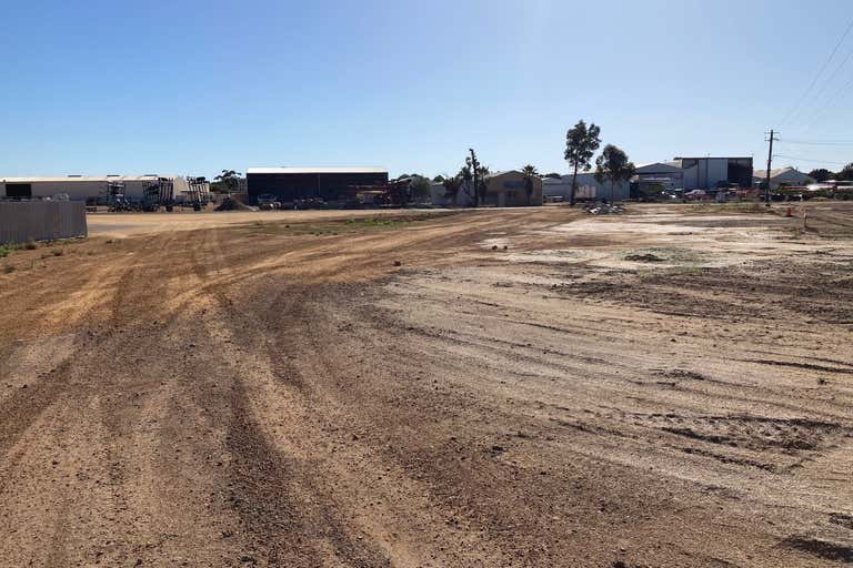 32 Martins Crescent Katanning WA 6317 - Image 2