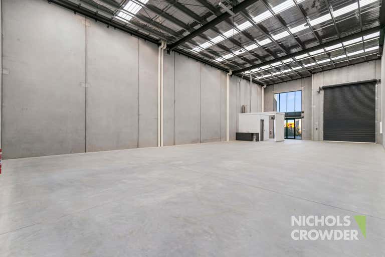 2/4 Silvretta Court Clyde North VIC 3978 - Image 2