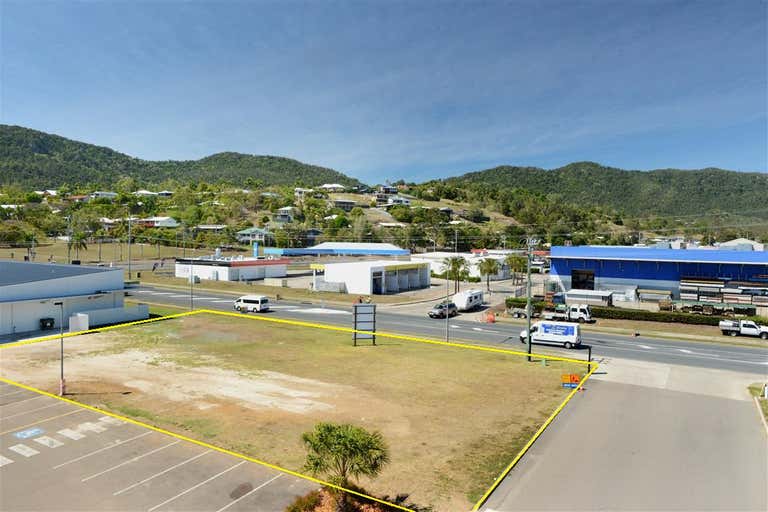 Reef Plaza Cnr Shute Harbour Rd/Paluma Rd Cannonvale QLD 4802 - Image 1