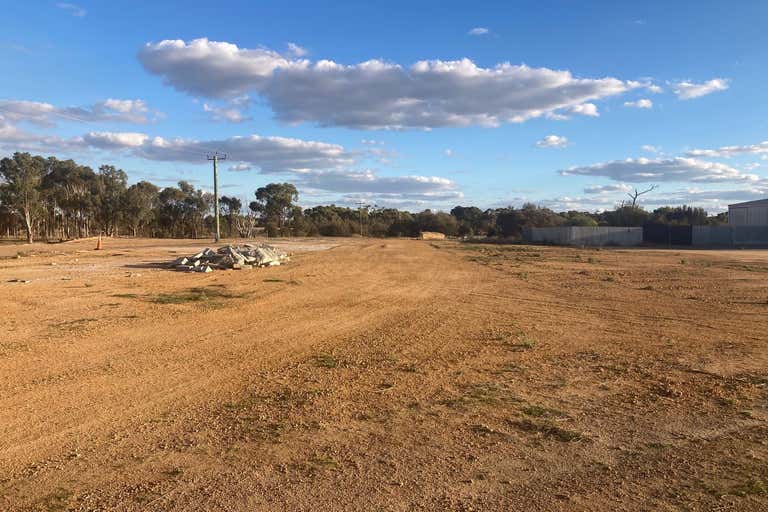 32 Martins Crescent Katanning WA 6317 - Image 3