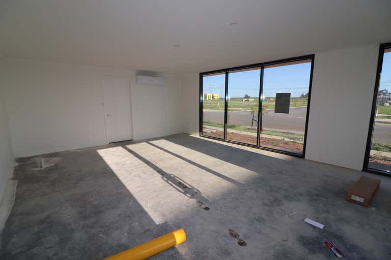 10 Hawk Place Clyde North VIC 3978 - Image 3