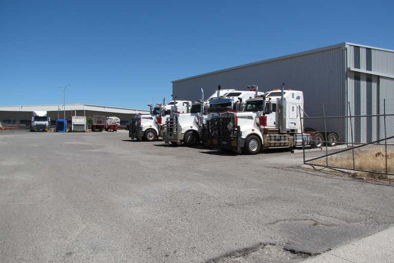 8 Tipper Court Hazelmere WA 6055 - Image 2