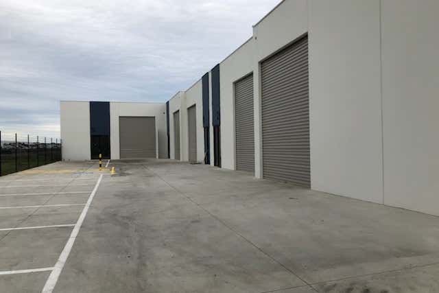 4/21 - 23 Futures Road Cranbourne West VIC 3977 - Image 2