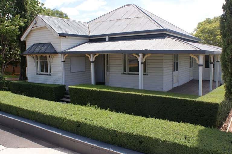 Cottage, 677 Ruthven Street South Toowoomba QLD 4350 - Image 1