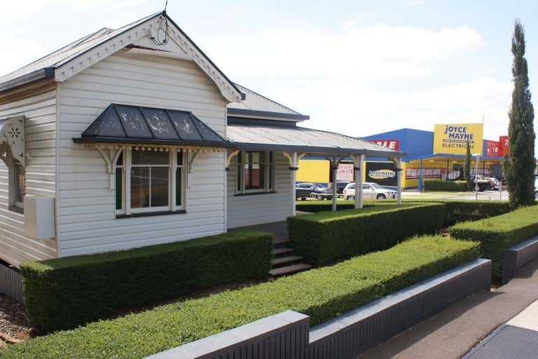 Cottage, 677 Ruthven Street South Toowoomba QLD 4350 - Image 2