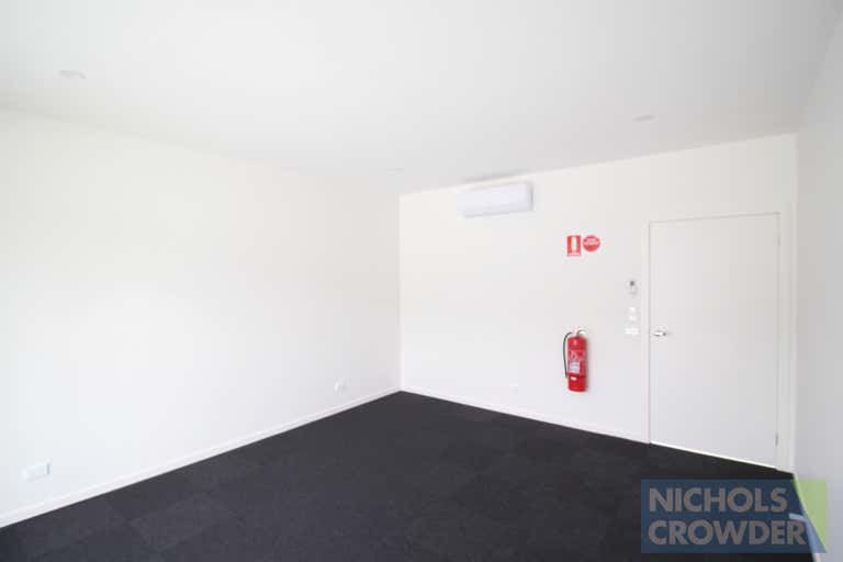 11/16 Carbine Way Mornington VIC 3931 - Image 2