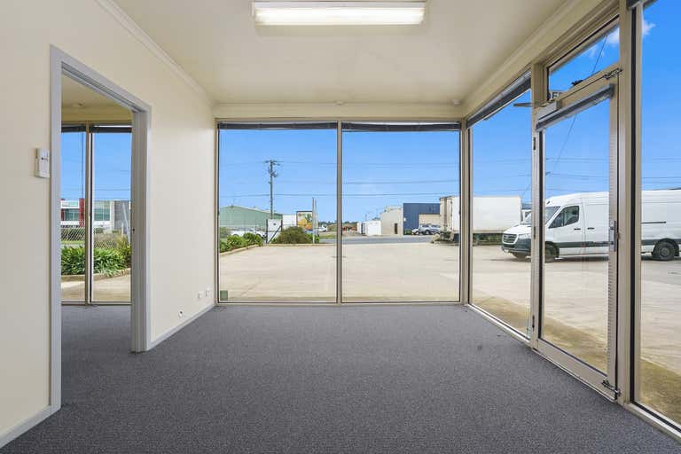 4b/21 Leather Street Breakwater VIC 3219 - Image 2