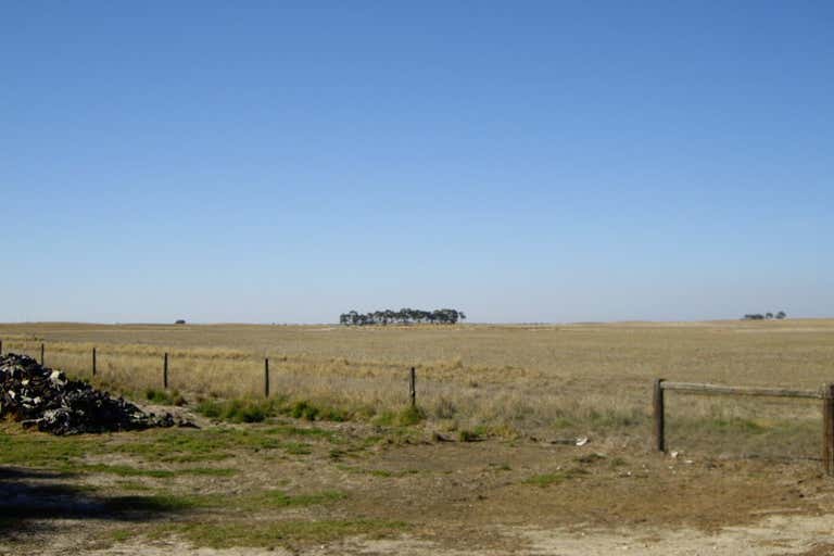 "Peebles", Pine Hill Road Bordertown SA 5268 - Image 2