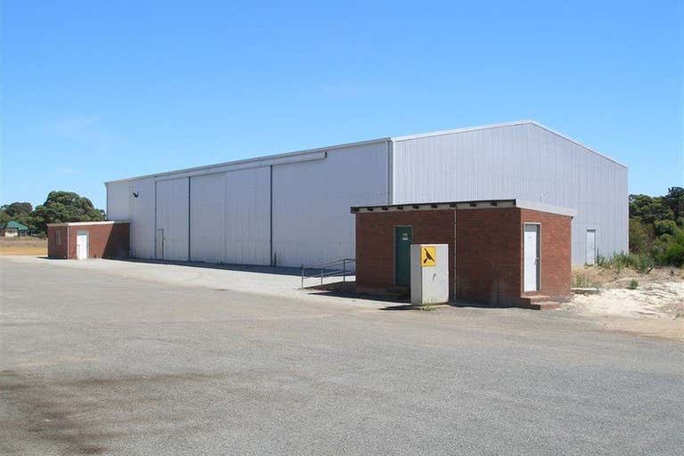 LARGE INDUSTRIAL SHED AND HARDSTAND - Image 1