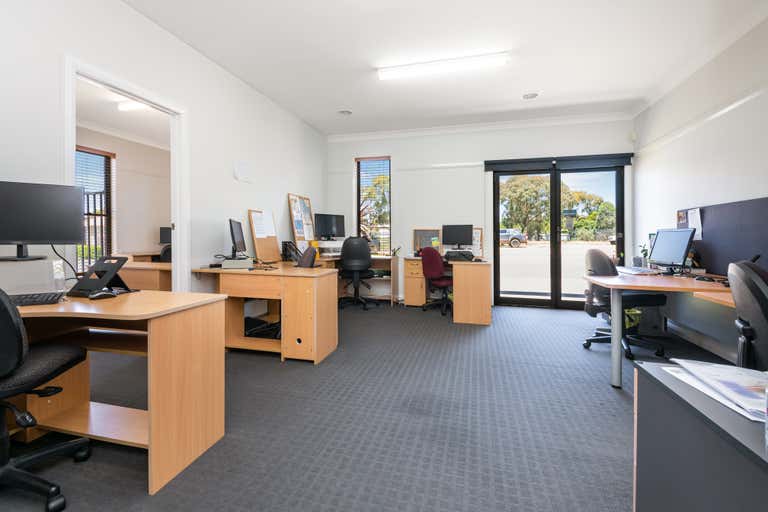 1/10 Merino Court East Bendigo VIC 3550 - Image 2