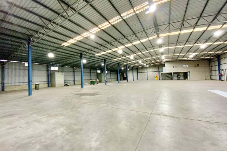 Ideal workshop or logistics facility - Image 1