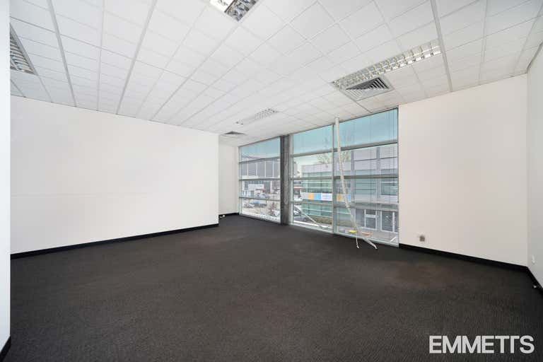 16/3 Westside Avenue Port Melbourne VIC 3207 - Image 2