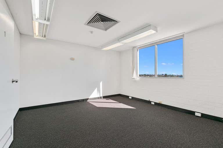 501/182 Bay Terrace Wynnum QLD 4178 - Image 2