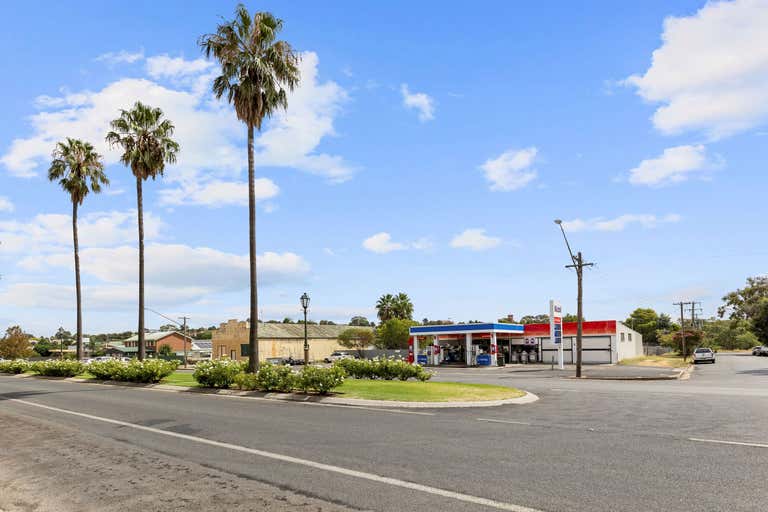 Service Station With Vacant Possession, 33 Seignior Street Junee NSW 2663 - Image 2