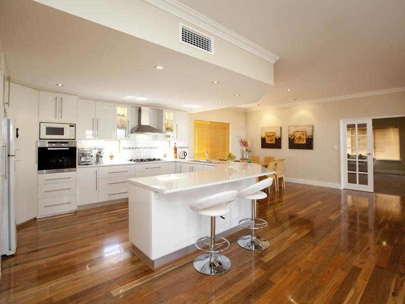 Classic open plan kitchen design using hardwood - Kitchen Photo 346571