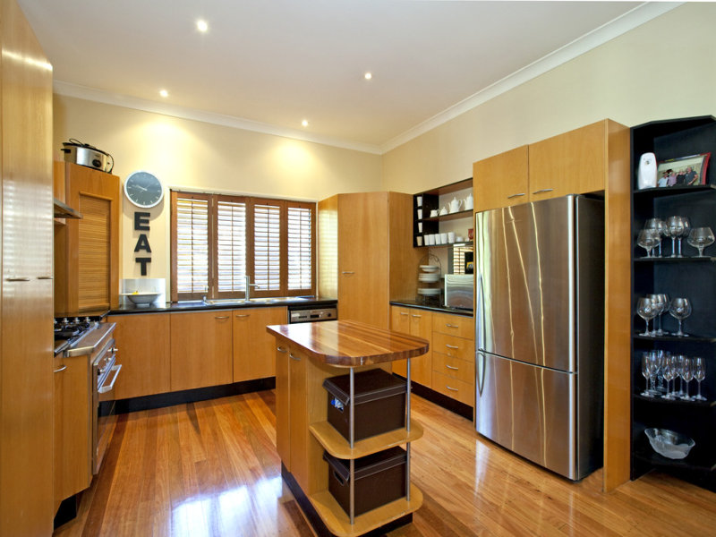 Modern u-shaped kitchen design using floorboards - Kitchen Photo 515019